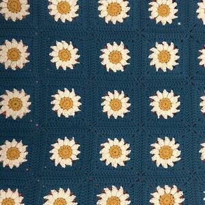 Crochet Blanket with Daisy Patterns